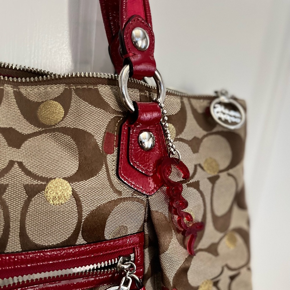 Coach Poppy heart bag in wonderful condition. Perfect size, lots of compliments!